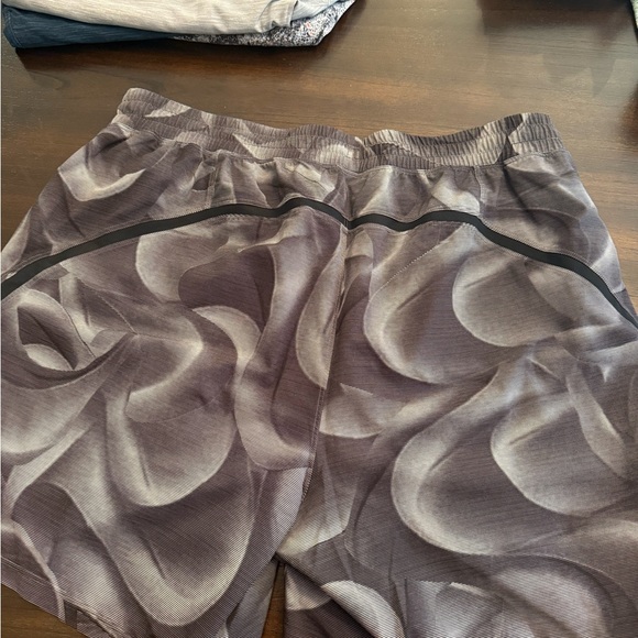 Men’s Lulu Lemon 7 Inch Pace Breaker Shorts - Picture 2 of 2